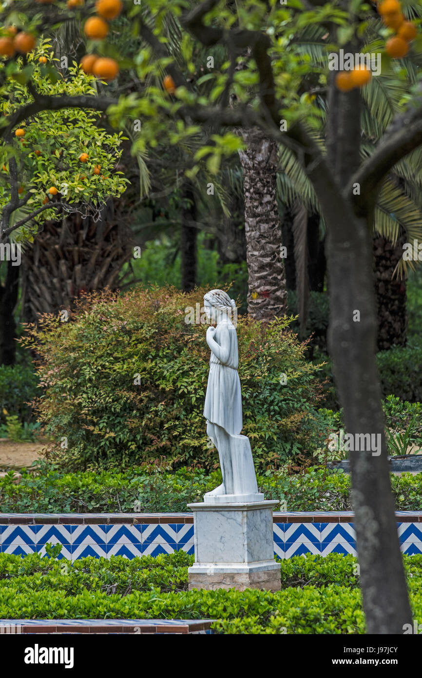 Spagna, Siviglia, Parco Maria Luisa, statua femminile in posizione di parcheggio Foto Stock
