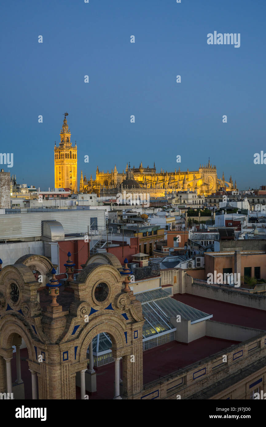 Spagna, Siviglia, Cityscape con la Cattedrale di Siviglia al tramonto Foto Stock