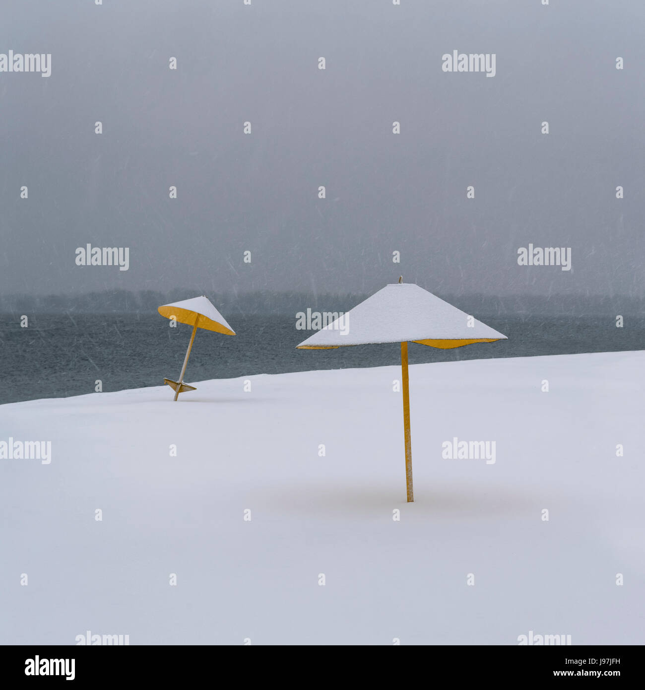 L'Ucraina, regione di Dnepropetrovsk, Dnepropetrovsk città, Snowy spiaggia con ombrelloni Foto Stock