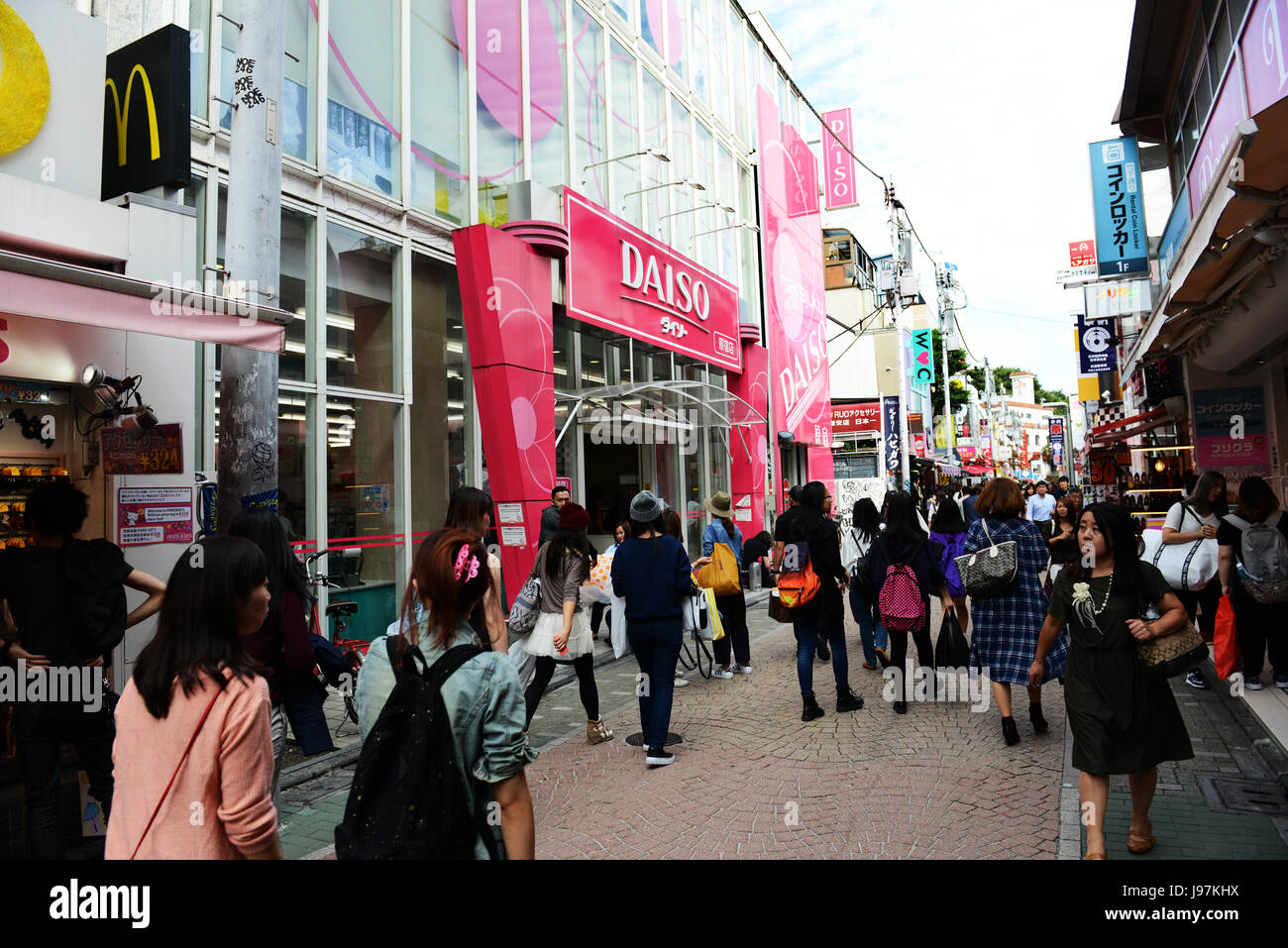 Un giovane giapponese cantò a piedi attraverso Takeshita street a Harajuku di Tokyo. Foto Stock