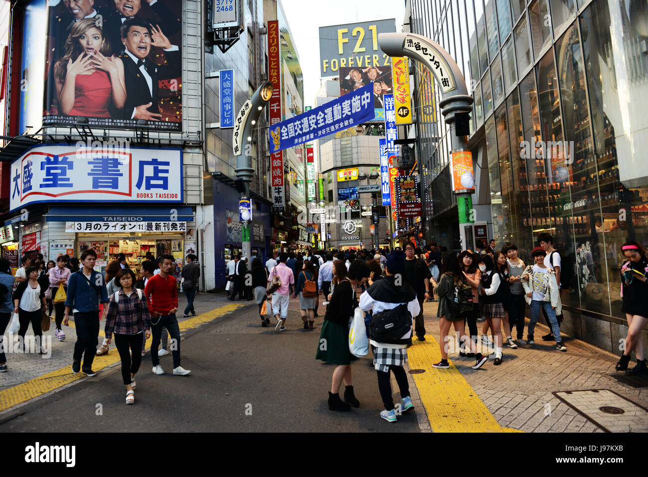 Shibuya è molto popolare di shopping , il divertimento e la zona di vita notturna a Tokyo in Giappone. Foto Stock