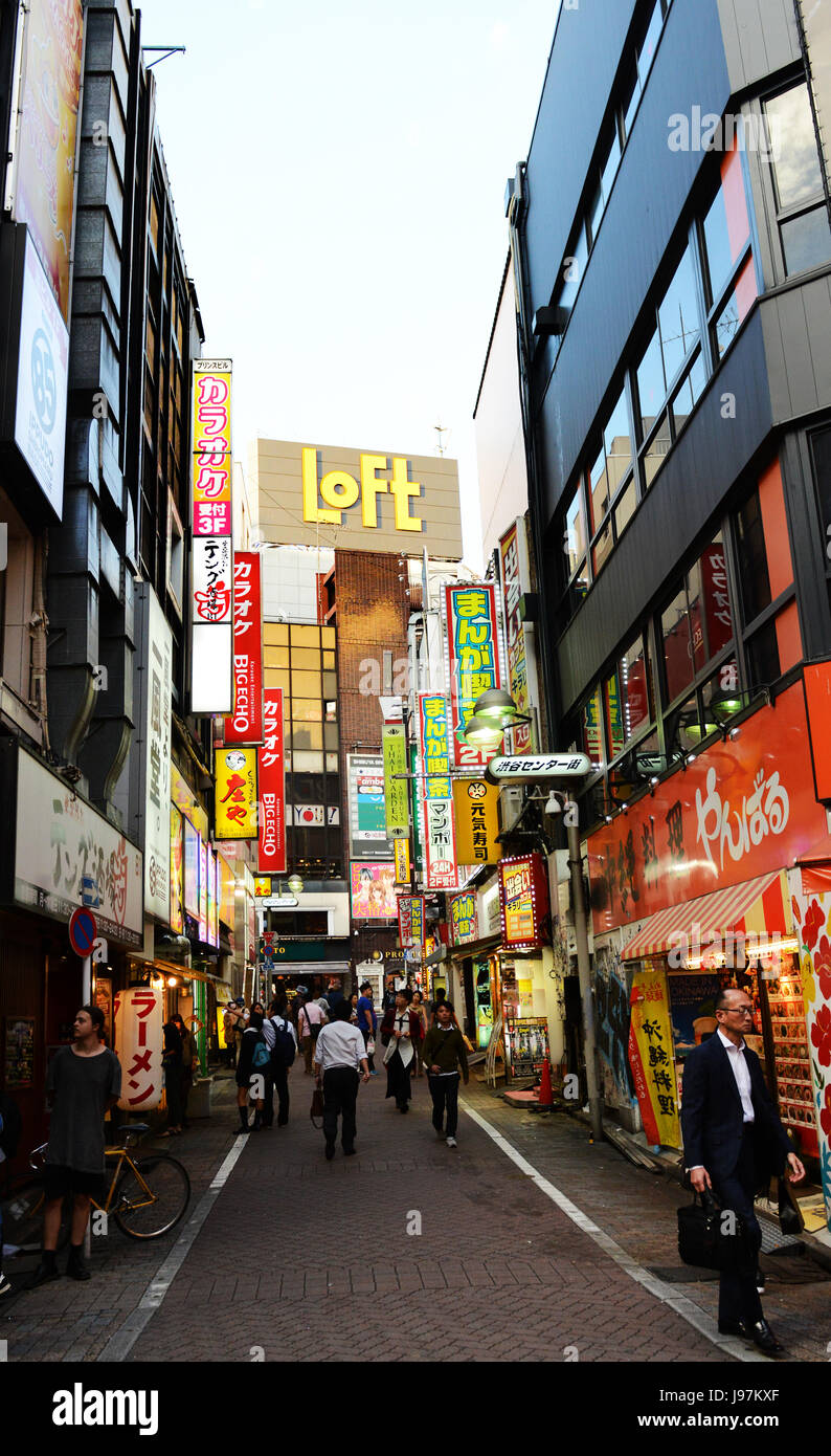 Shibuya è molto popolare di shopping , il divertimento e la zona di vita notturna a Tokyo in Giappone. Foto Stock