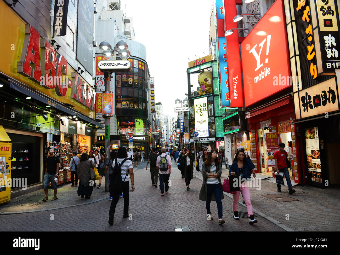 Shibuya è molto popolare di shopping , il divertimento e la zona di vita notturna a Tokyo in Giappone. Foto Stock