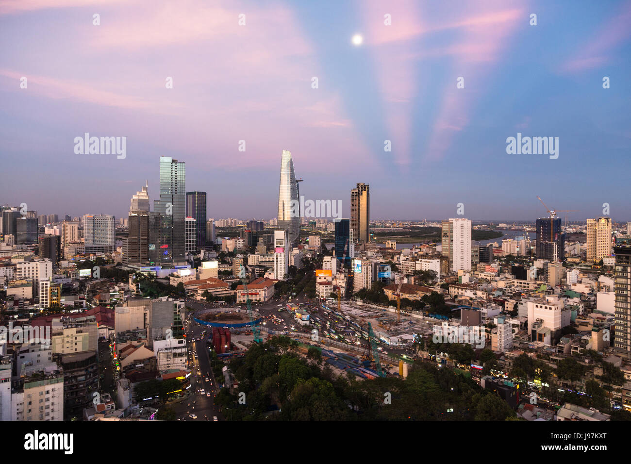 Il sole tramonta sopra la città di Ho Chi Minh skyline che mescolare il coloniale e il quartiere degli affari in Vietnam più grande città, precedentemente denominato Saigon. Foto Stock