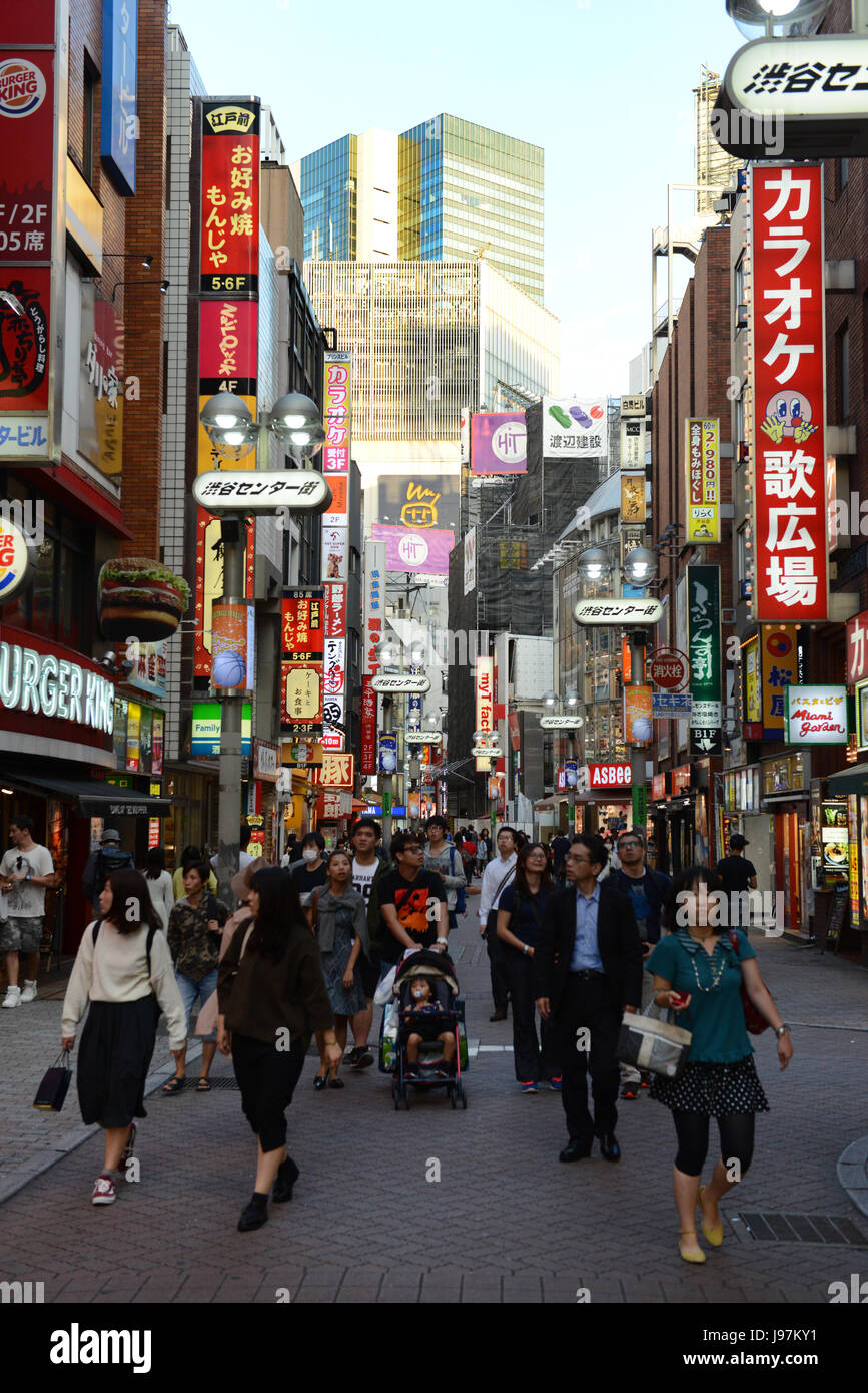 Shibuya è molto popolare di shopping , il divertimento e la zona di vita notturna a Tokyo in Giappone. Foto Stock
