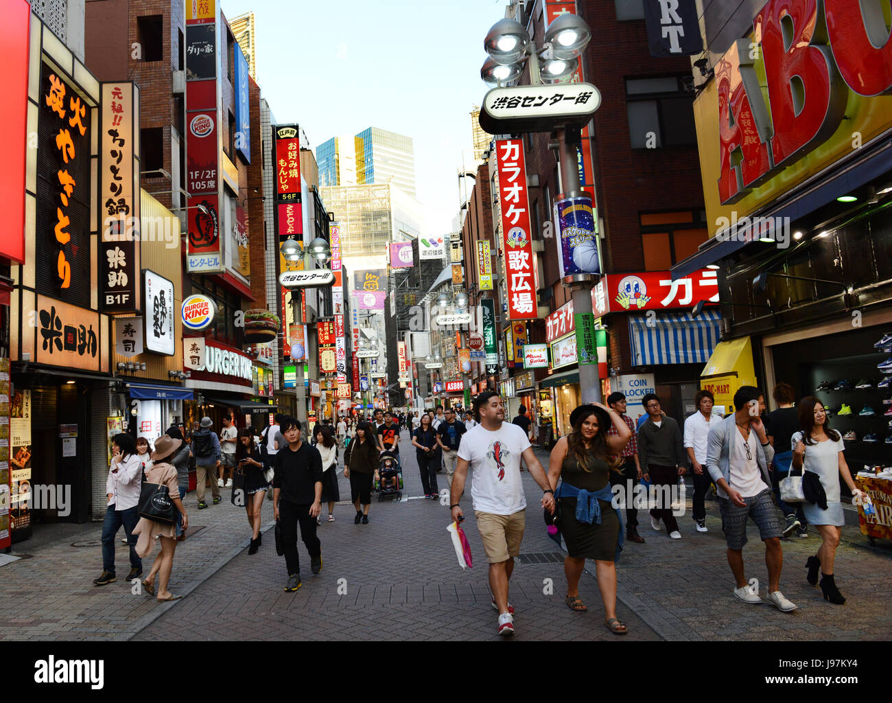 Shibuya è molto popolare di shopping , il divertimento e la zona di vita notturna a Tokyo in Giappone. Foto Stock