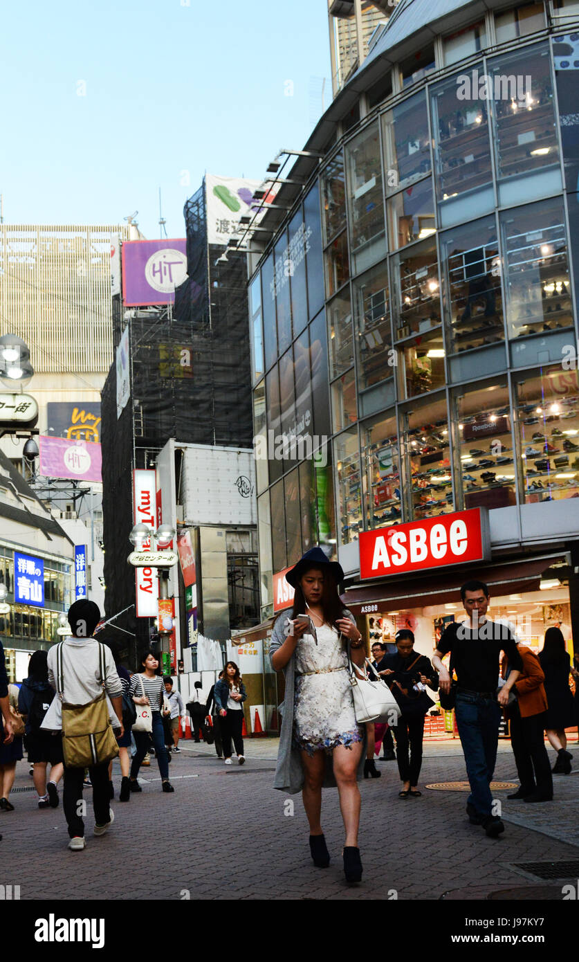 Shibuya è molto popolare di shopping , il divertimento e la zona di vita notturna a Tokyo in Giappone. Foto Stock