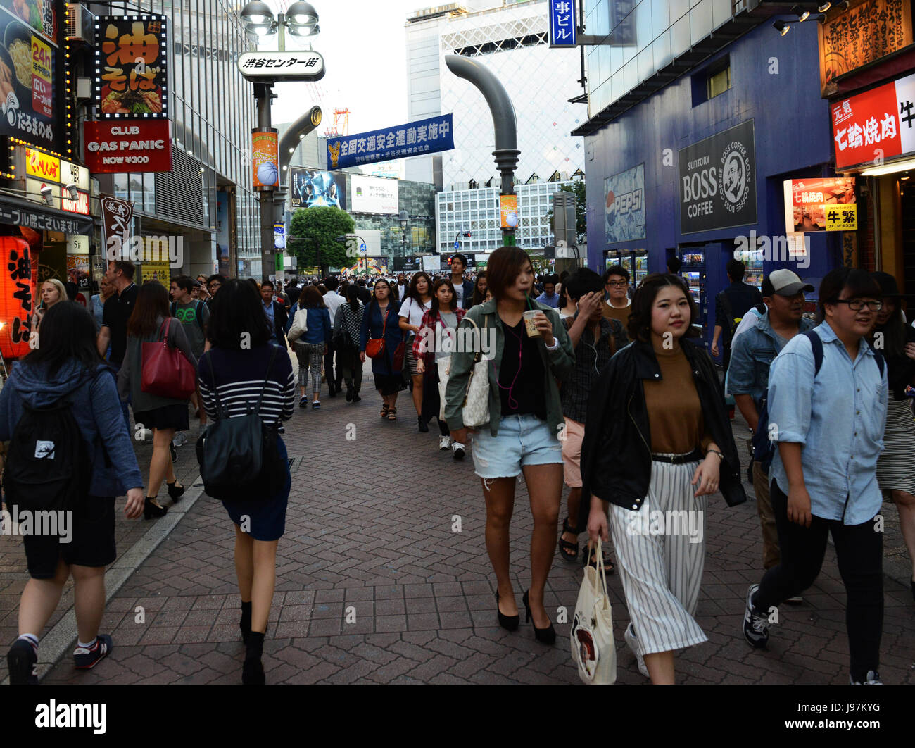 Shibuya è molto popolare di shopping , il divertimento e la zona di vita notturna a Tokyo in Giappone. Foto Stock