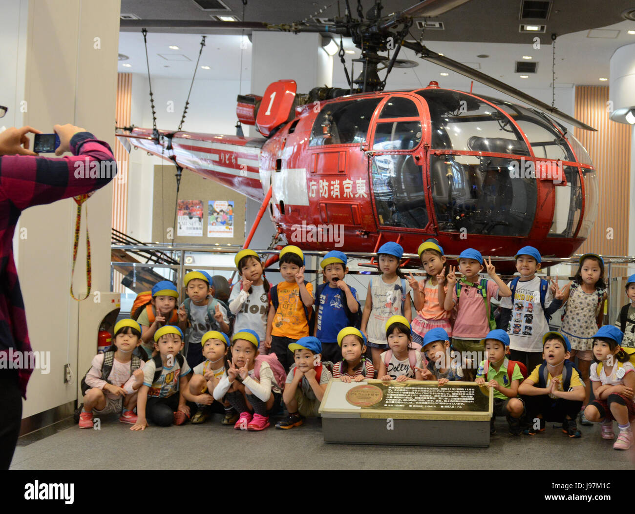 Scuola giapponese i bambini in visita a Tokyo's fire museum di Yotsuya, Shinjuku. Foto Stock