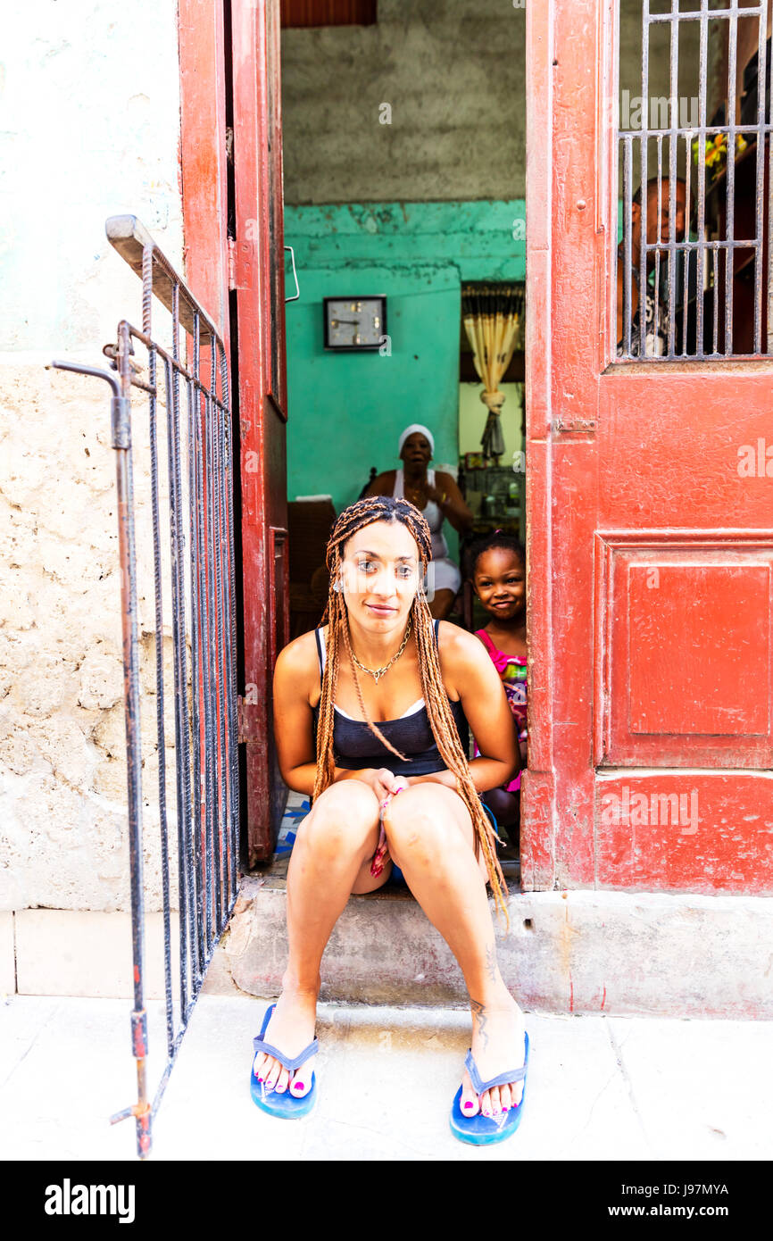 Famiglia cubana Havana, Cuba, seduto su porte, povera famiglia povertà a Cuba, povertà cubano, bambini in casa, le famiglie povere, Cuba, La Habana,Caraibi Famiglia Foto Stock