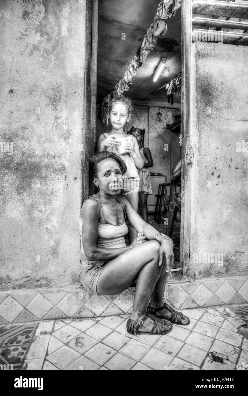 Famiglia cubana Havana, Cuba, seduto su porte, povera famiglia povertà a Cuba, povertà cubano, bambini in casa, le famiglie povere, Cuba, La Habana,Caraibi Famiglia Foto Stock