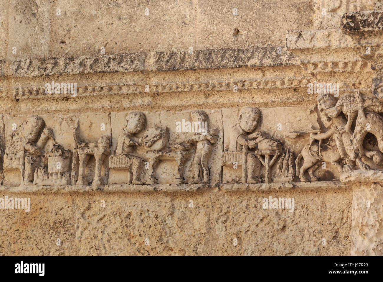 Francia, Charente, Aubeterre sur Dronne, etichettati i più bei villaggi di Francia, Saint Jacques chiesa, fregio sui processi Foto Stock