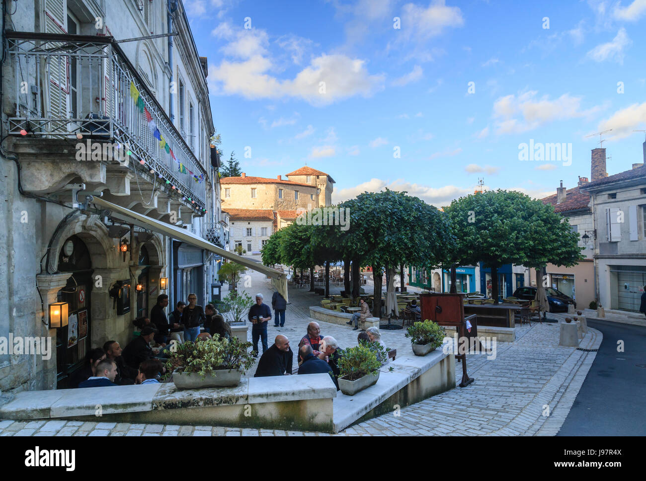 Francia, Charente, Aubeterre sur Dronne, etichettati Les Plus Beaux Villages de France (i più bei villaggi di Francia), piazza Trarieux sera Foto Stock