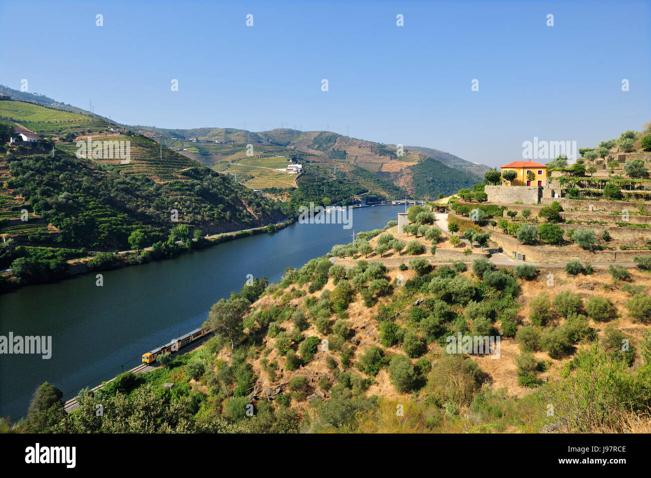 Il treno che segue il fiume Douro, vicino alla diga Bagaúste. Un sito Patrimonio Mondiale dell'Unesco, Portogallo Foto Stock