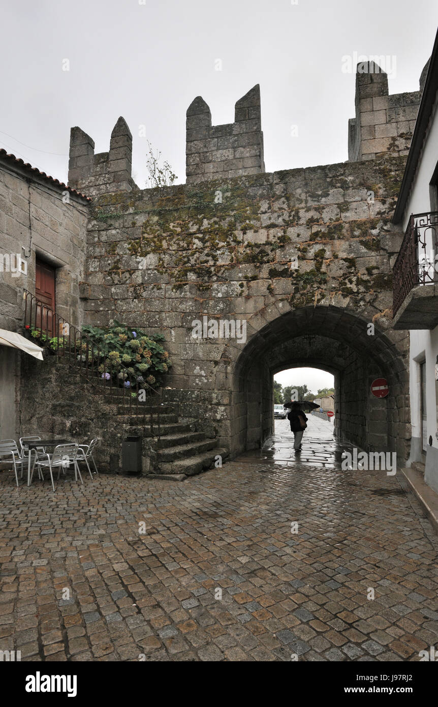 La città medievale di Trancoso in un giorno di pioggia. Portogallo Foto Stock