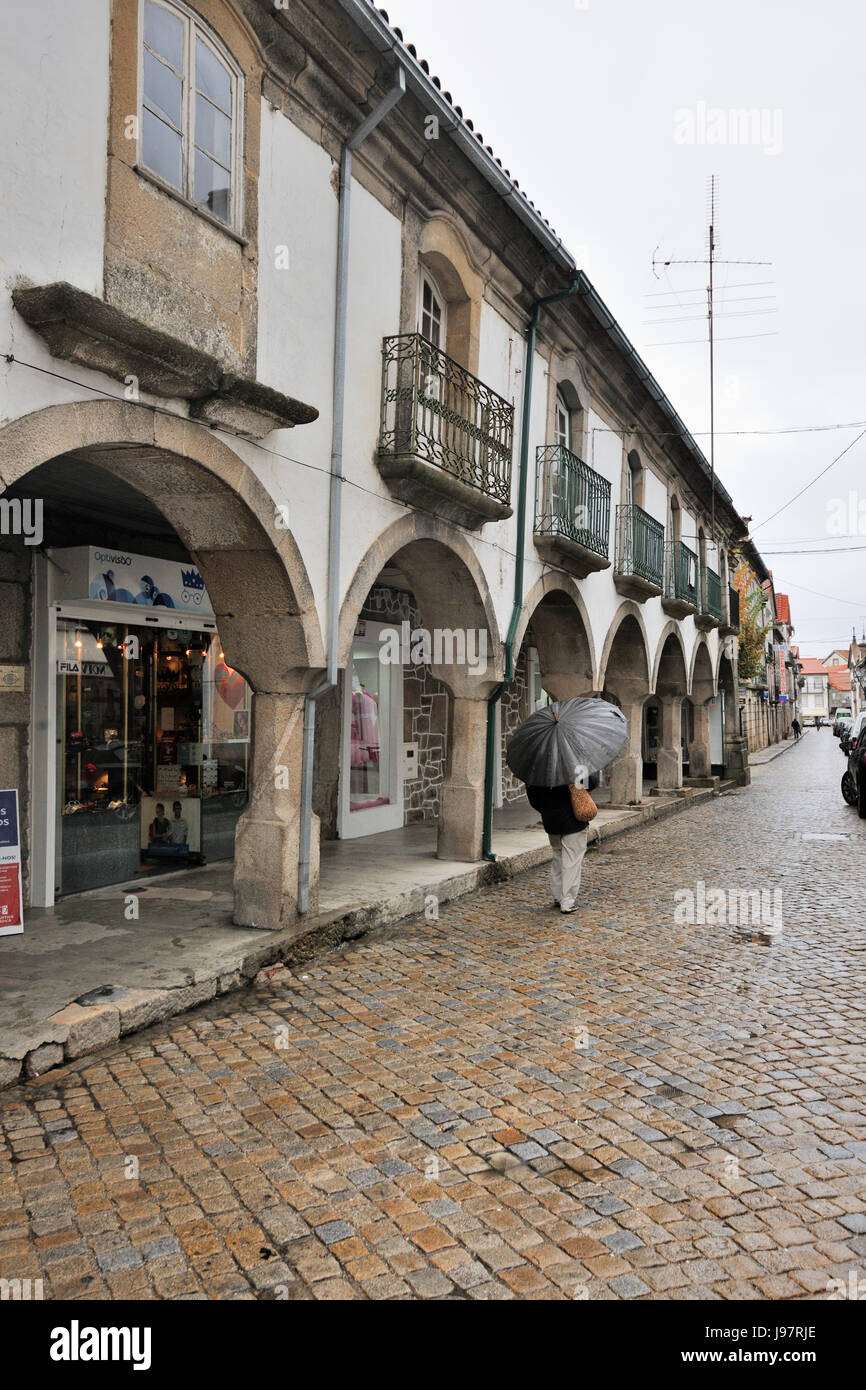 La città medievale di Trancoso in un giorno di pioggia. Portogallo Foto Stock