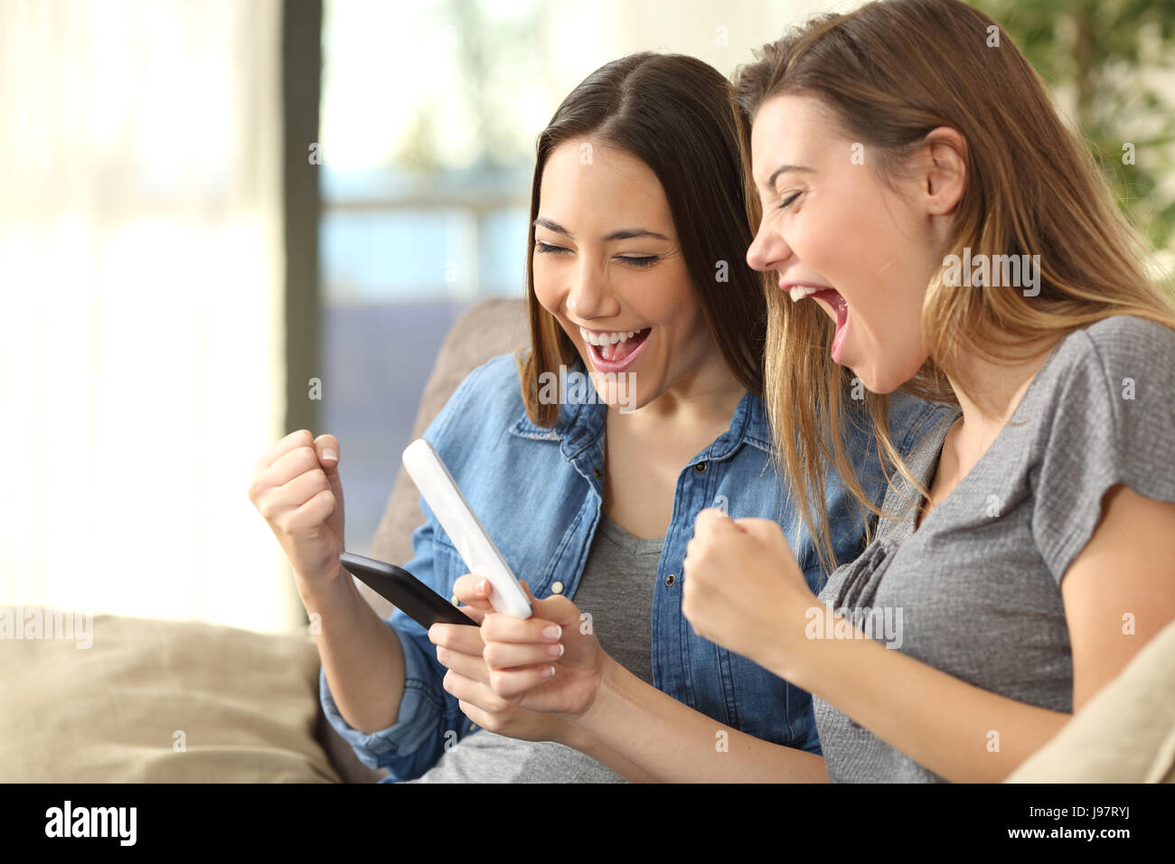 Due amici entusiasti controllo contenuti on line nel loro smart ... Controllo soggiorno online