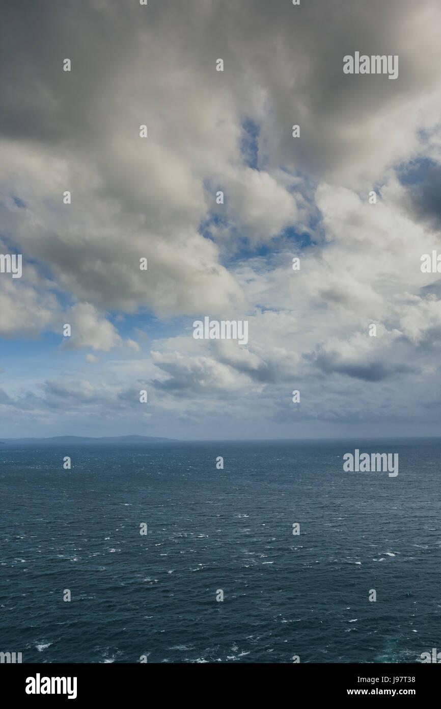 Un cielo nuvoloso con il mare e la linea marittima con l'orizzonte shot in Irlanda. Foto Stock