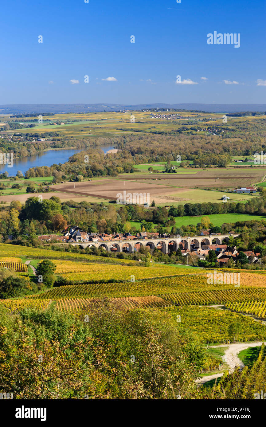 Francia, Cher, Menetreol-sous-Sancerre, il villaggio e il suo viadotto, Sancerre AOC vigneti in autunno, la Loira e al di là di Pouilly-sur-Loire Foto Stock