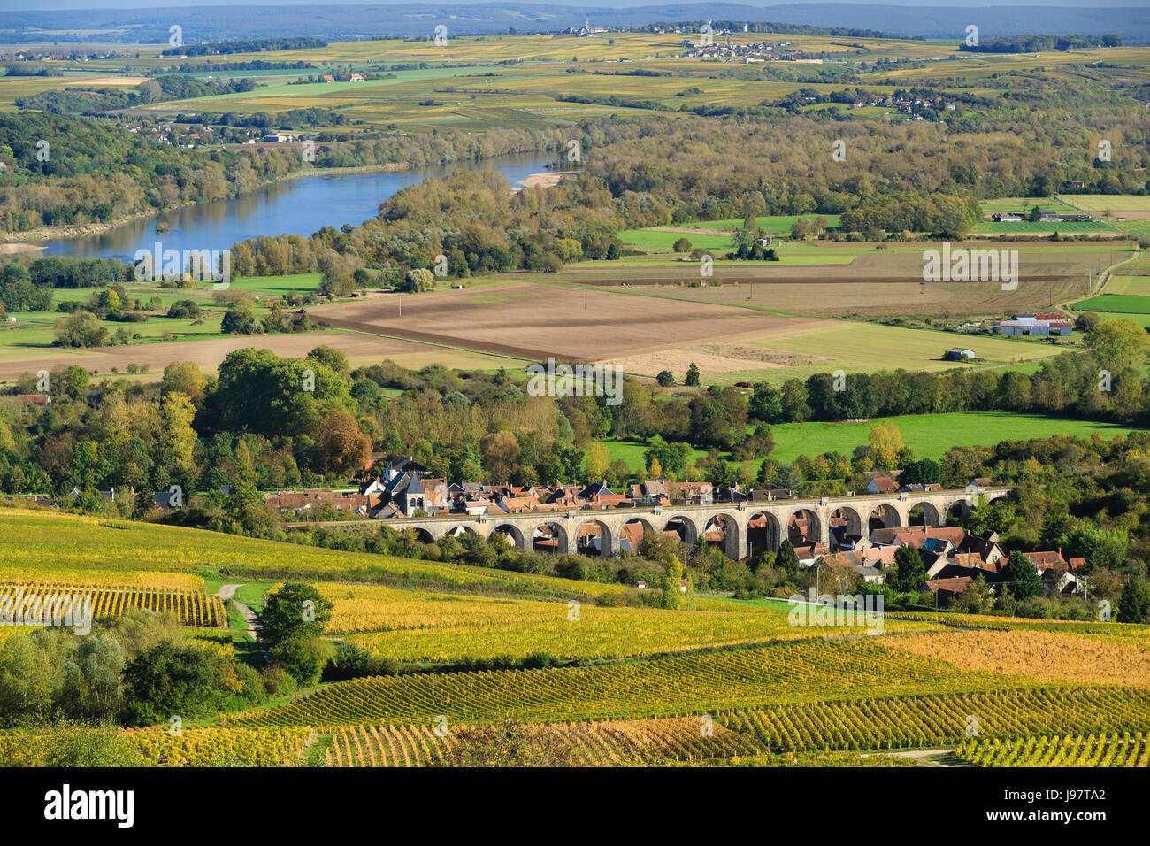 Francia, Cher, Menetreol-sous-Sancerre, il villaggio e il suo viadotto, Sancerre AOC vigneti in autunno, la Loira e al di là di Pouilly-sur-Loire Foto Stock