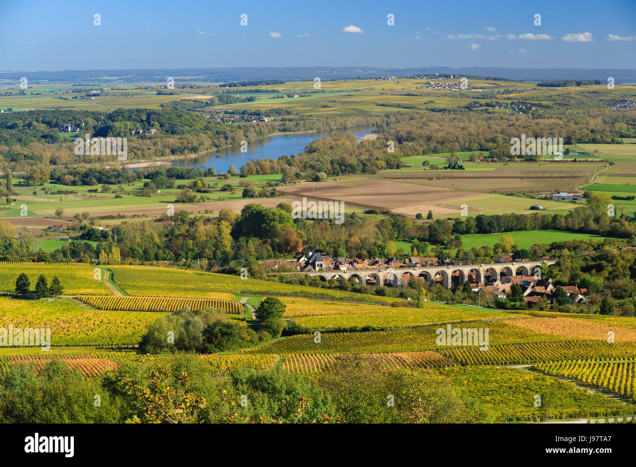 Francia, Cher, Menetreol-sous-Sancerre, il villaggio e il suo viadotto, Sancerre AOC vigneti in autunno, la Loira e al di là di Pouilly-sur-Loire Foto Stock