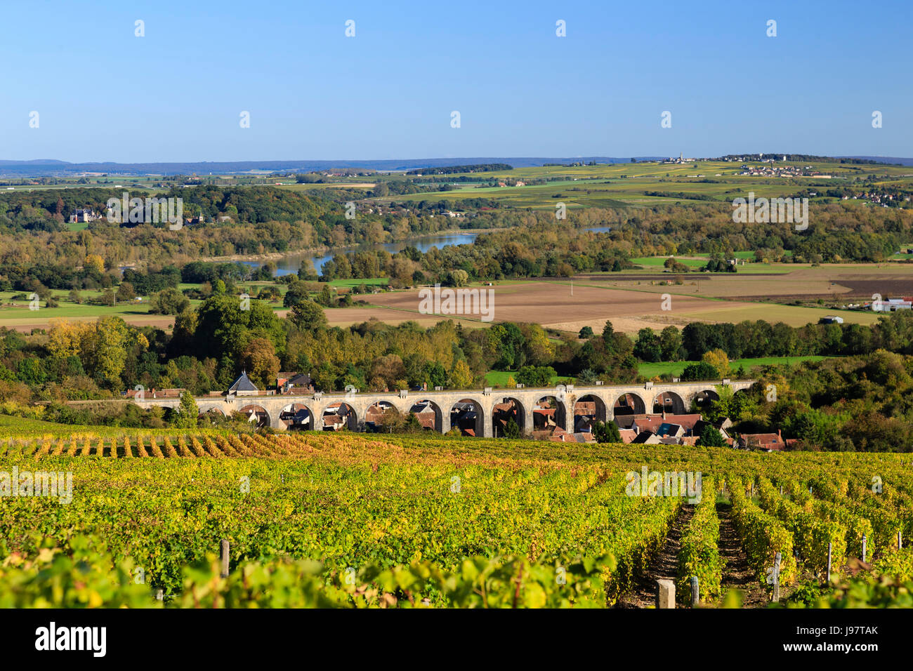 Francia, Cher, Menetreol-sous-Sancerre, il villaggio e il suo viadotto, Sancerre AOC vigneti in autunno, la Loira e al di là di Pouilly-sur-Loire Foto Stock