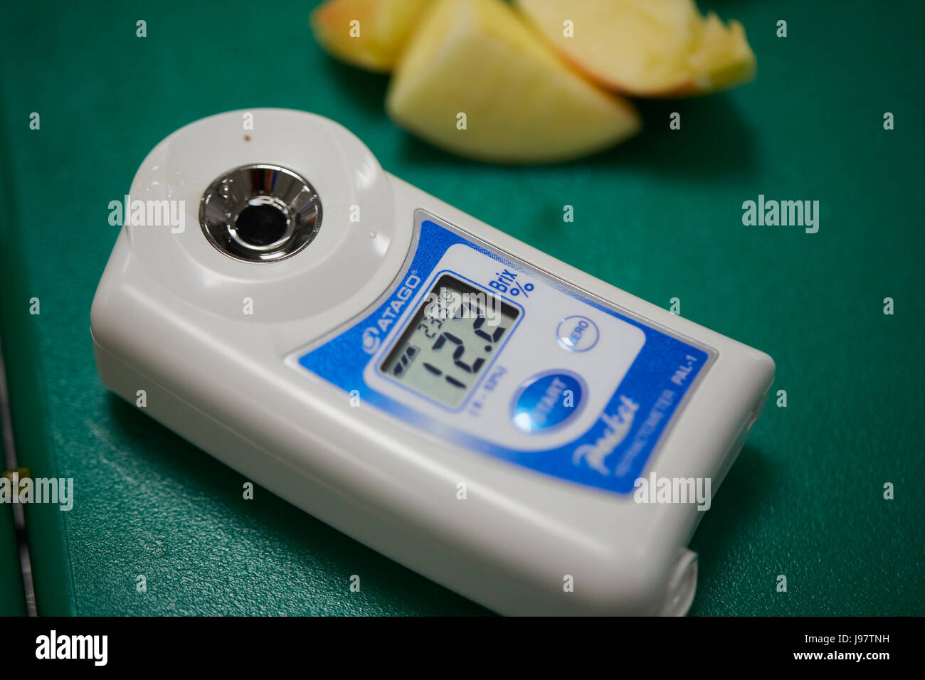 Controllo della qualità della frutta prima nel supermercato controllo qualità test succosa. Foto Stock