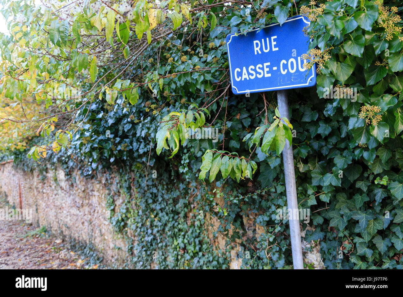 Francia, Berry, Cher, la Chapelle-d'Angillon, Casse-Cou street, strada slop all'ingresso del castello Foto Stock