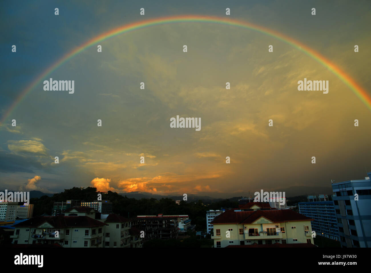 Bella serata rainbow su Kota Kinabalu, Sabah, Malaysia. Foto Stock