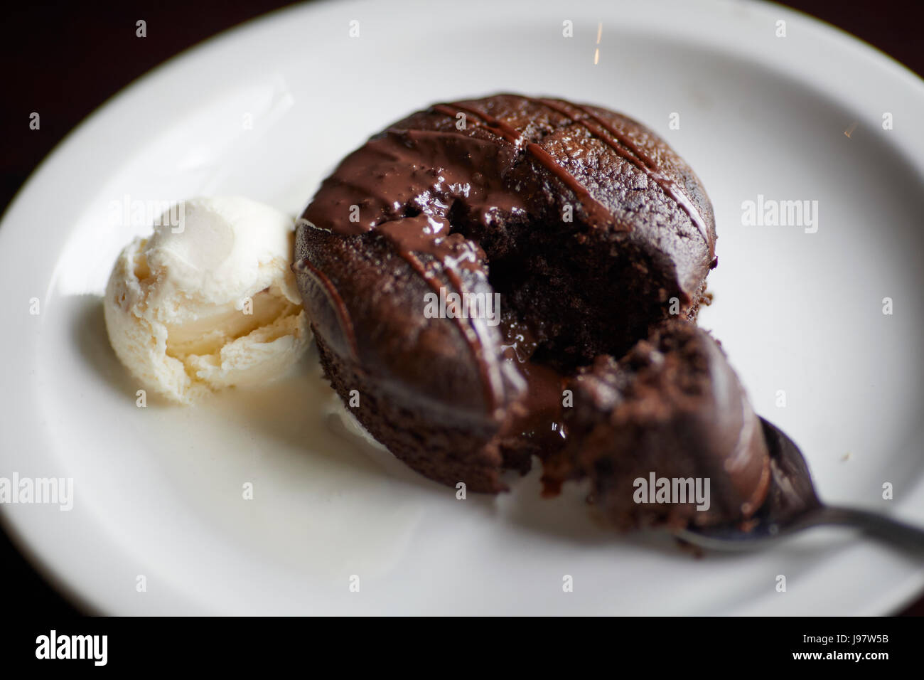 Britannico tradizionale dolce al cioccolato con gelato Foto Stock