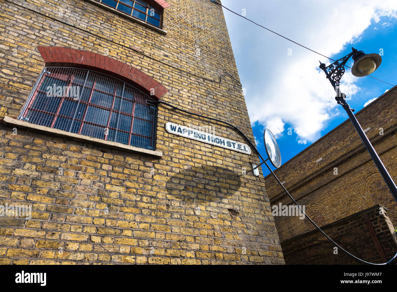 Convertito riverside edificio magazzino a Wapping High Street (Phoenix Wharf), London, Regno Unito Foto Stock