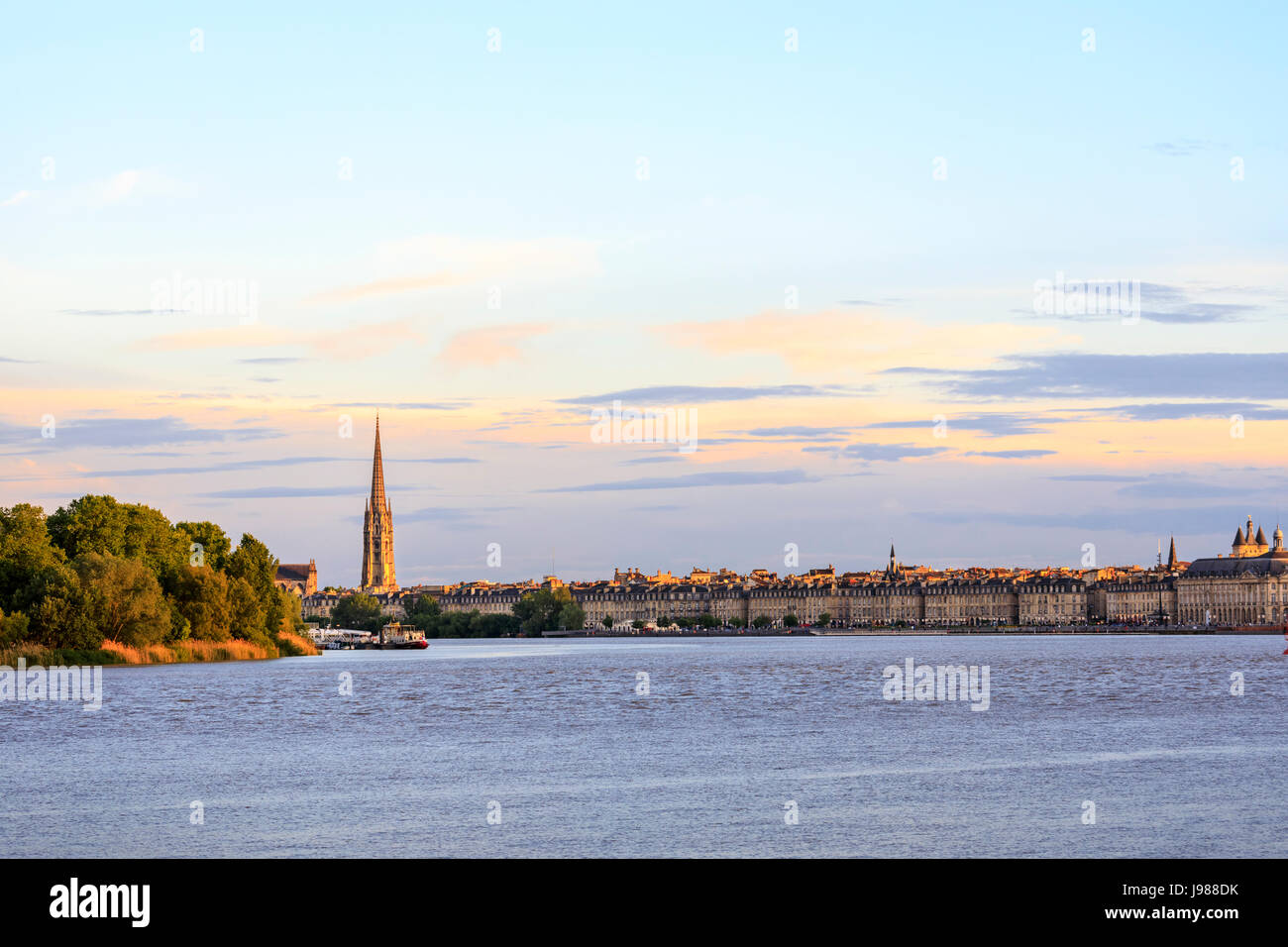 Panoramica vista serale, Bordeaux waterfront e la guglia di San Michele è Basilica dal fiume Garonne, nella regione viticola della parte sud-ovest della Francia Foto Stock