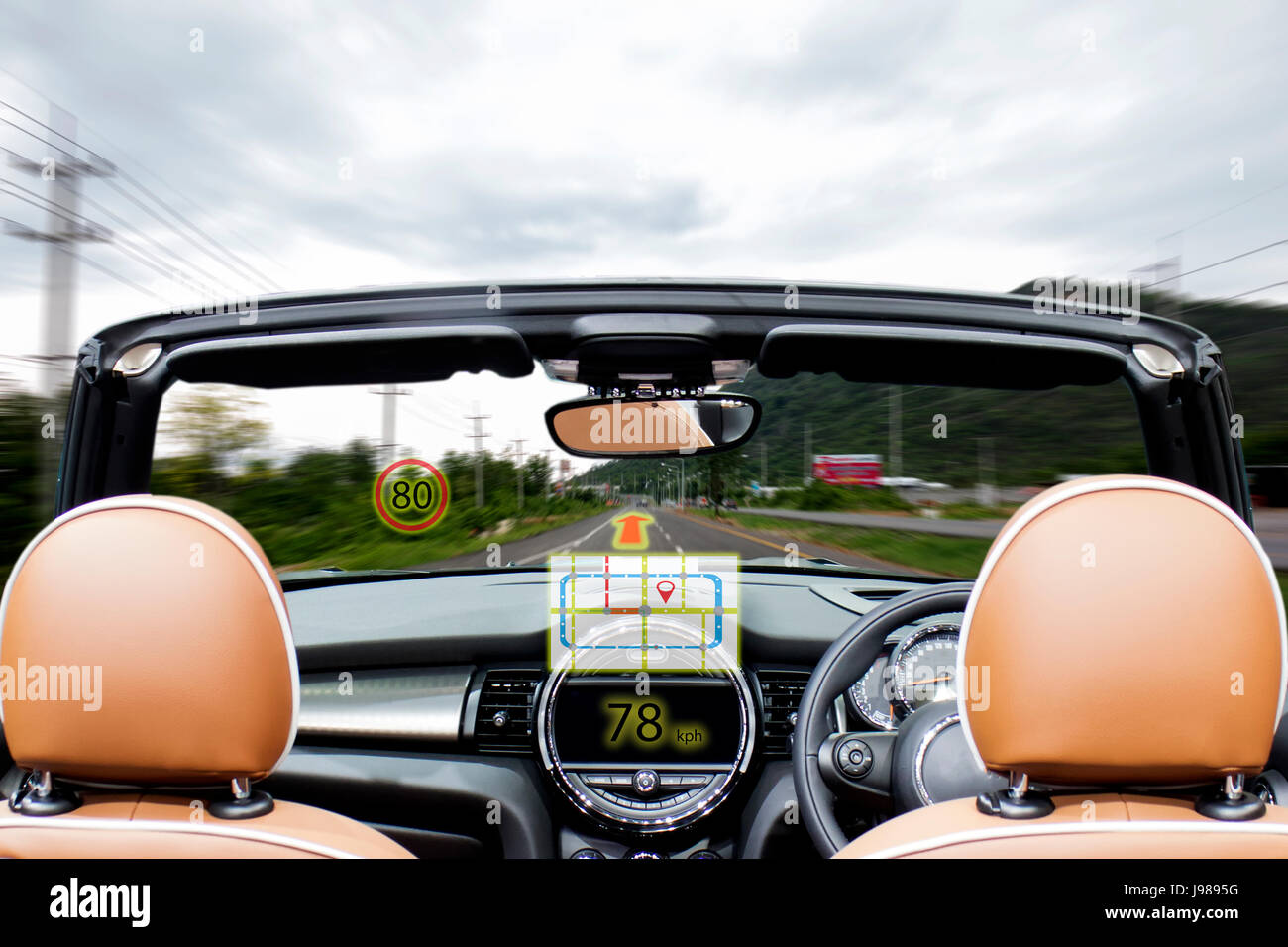 Iot, internet delle cose di smart car concetti, Head up display (HUD). Auto utilizza la realtà aumentata per mostrare la mappa, la velocità limite segno di velocità e direzione Foto Stock
