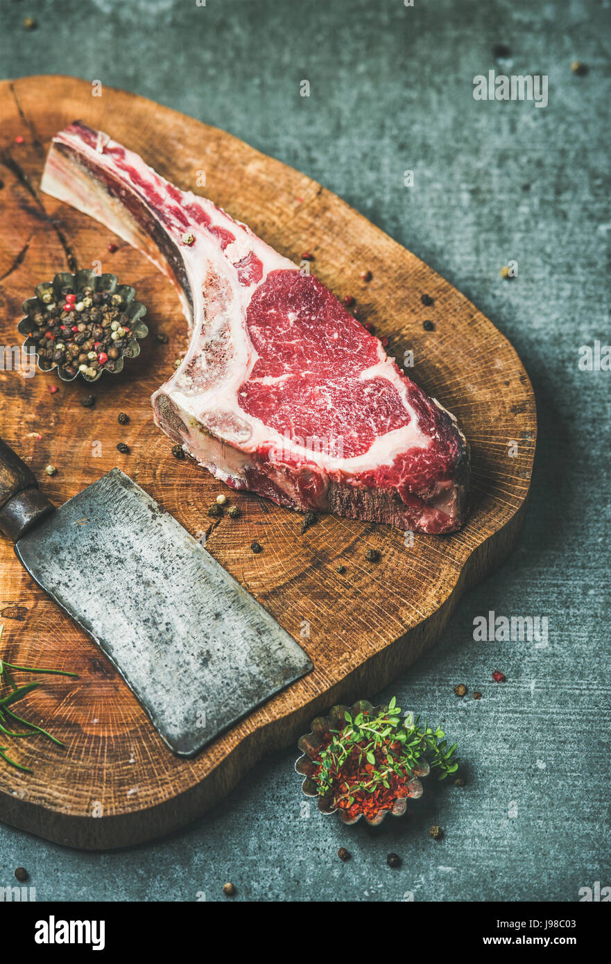 Tagliere In Legno Di Carne Cruda Immagini e Fotos Stock - Alamy