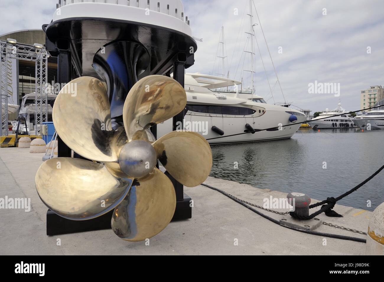 Viareggio (Toscana, Italia), cantieri navali Benetti, costruzione di grandi yacht di lusso Foto Stock