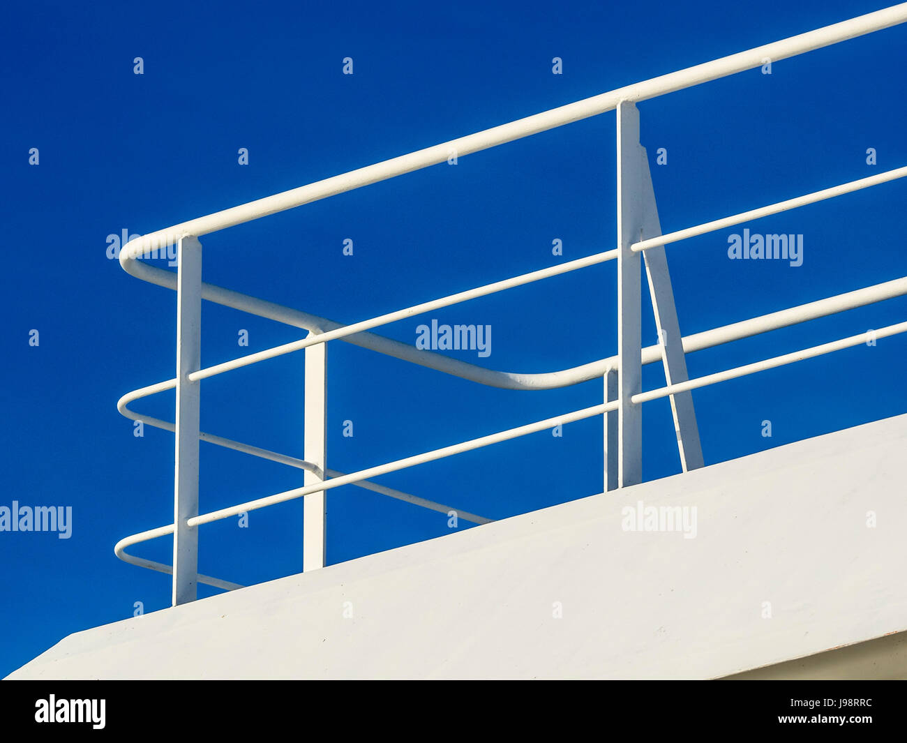 Cielo blu dietro bianco ringhiere a bordo di una nave Foto Stock