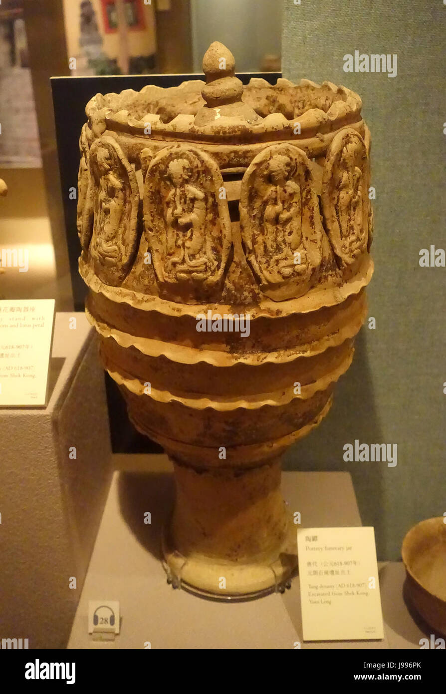 Ceramiche vaso funerario, dinastia Tang, da Shek Kong, Yuen Long Museo di storia di Hong Kong DSC00890 Foto Stock
