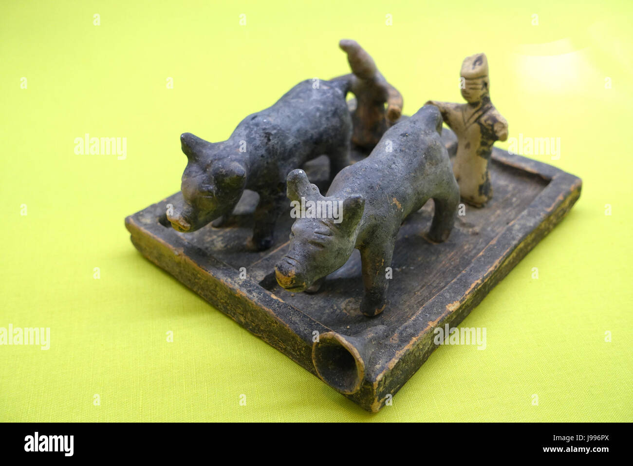 Modello di ceramiche di due buoi aratura, dinastie del sud, dal sud dinastie tomba, Dapo Village, Daoshui città, contea Cangwu Museo di storia di Hong Kong DSC01041 Foto Stock