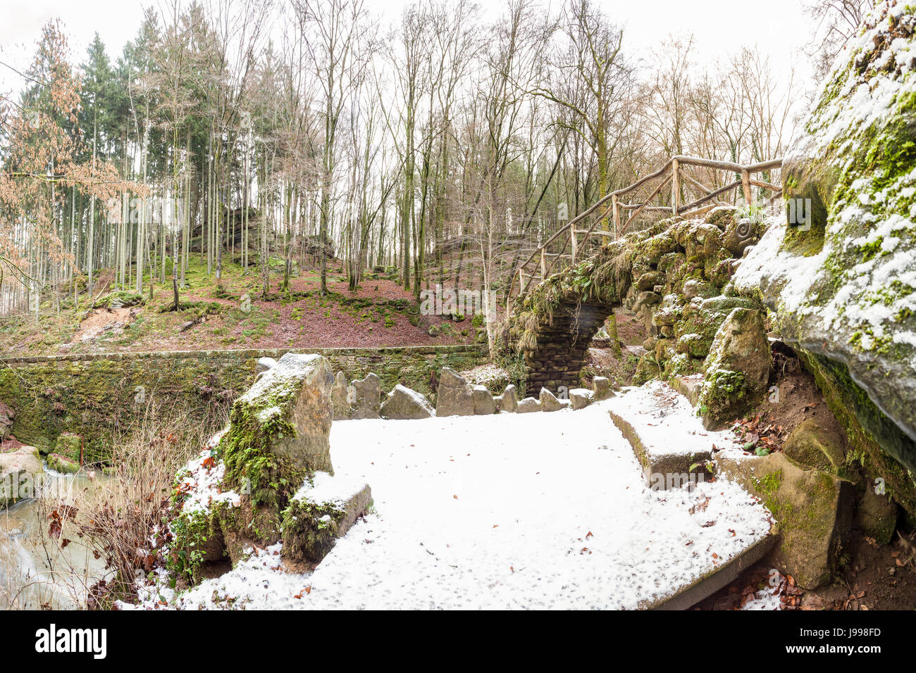 Nel profondo della foresta vi è una piccola cascata in Svizzera in Lussemburgo la neve di Pentecoste Foto Stock