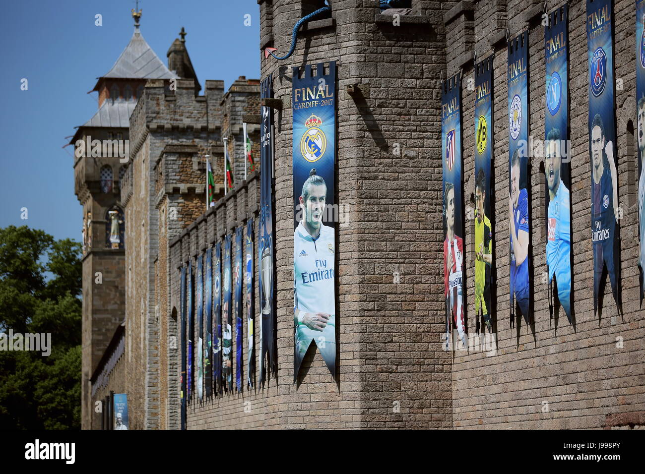 Una foto di Gareth Bale tra una serie di banner UEFA drappeggiati al di fuori del Castello di Cardiff Foto Stock