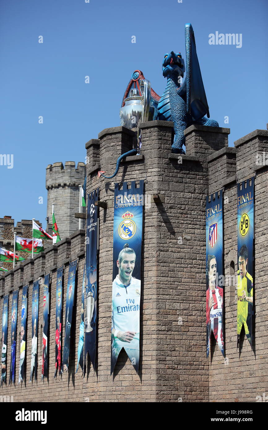 Una foto di Gareth Bale tra una serie di banner UEFA drappeggiati al di fuori del Castello di Cardiff Foto Stock