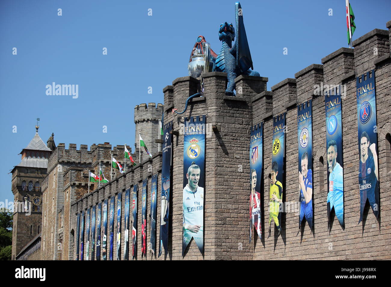 Una foto di Gareth Bale tra una serie di banner UEFA drappeggiati al di fuori del Castello di Cardiff Foto Stock