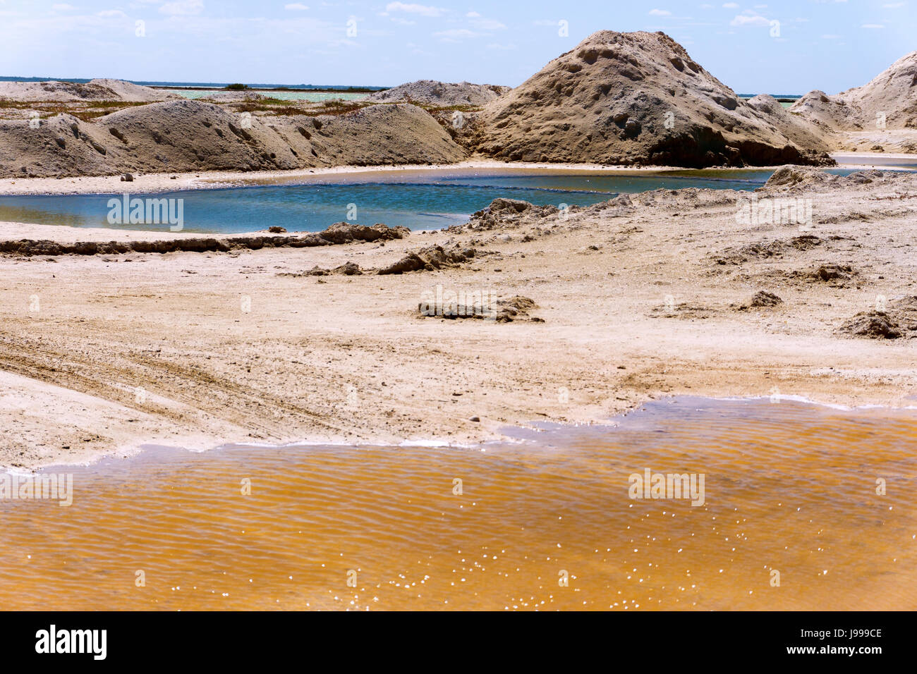 Paesaggio di cumuli di sporcizia appena al di fuori del Rio Lagartos, Messico Foto Stock