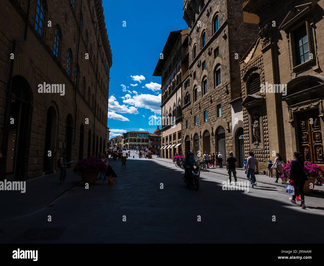 Firenze, Italia - 17 Aprile 2017 - Persone godendo di una splendida giornata a Firenze, Italia. Foto Stock