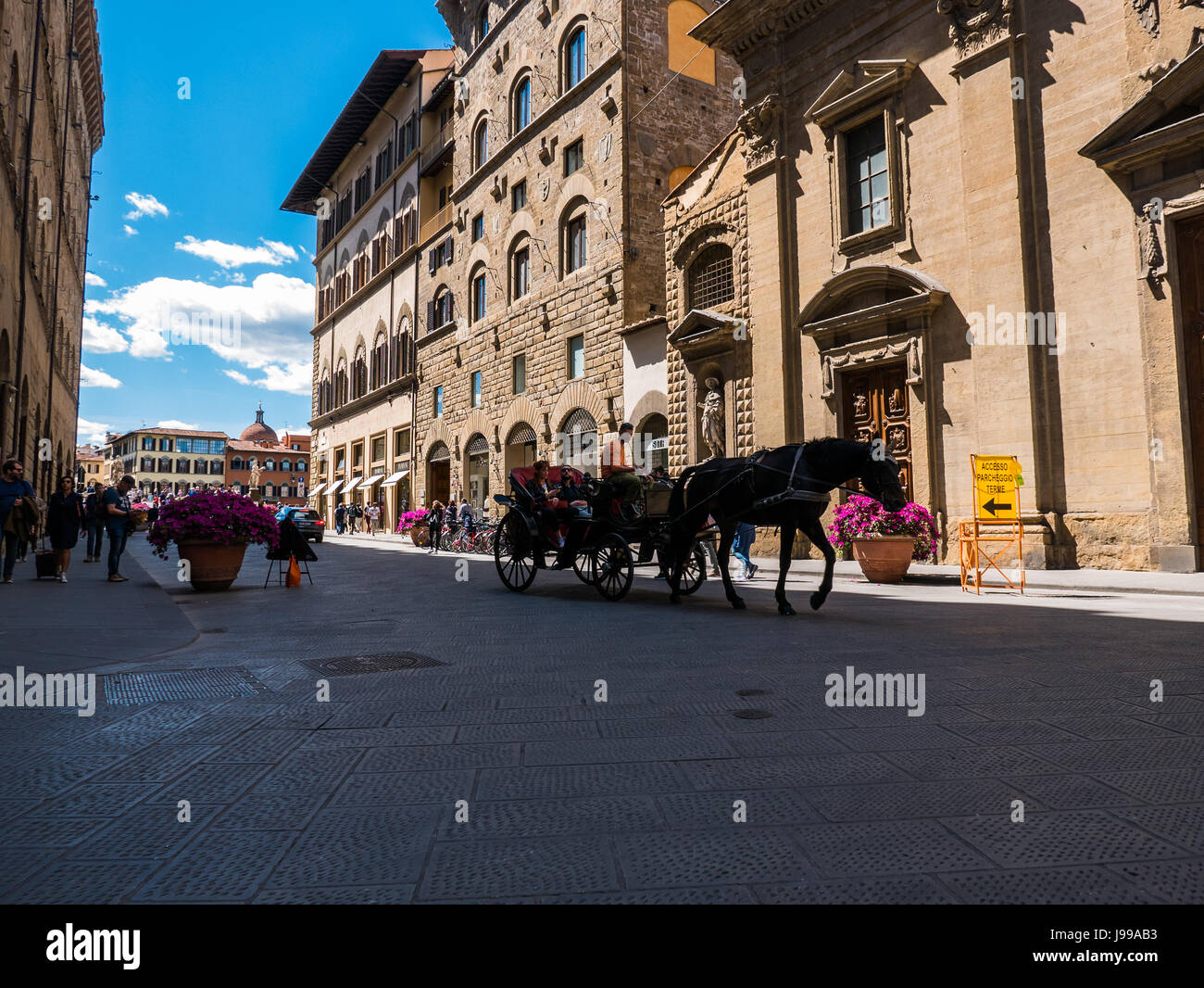 Firenze, Italia - 17 Aprile 2017 - Persone godendo di una splendida giornata a Firenze, Italia. Foto Stock