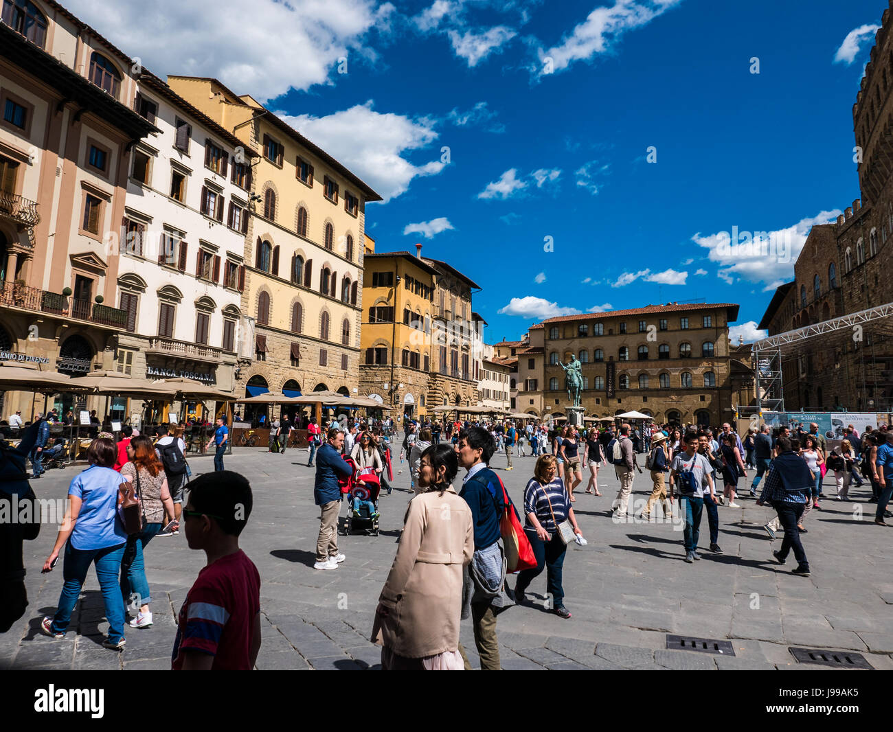 Firenze, Italia - 17 Aprile 2017 - Persone godendo di una splendida giornata a Firenze, Italia. Foto Stock