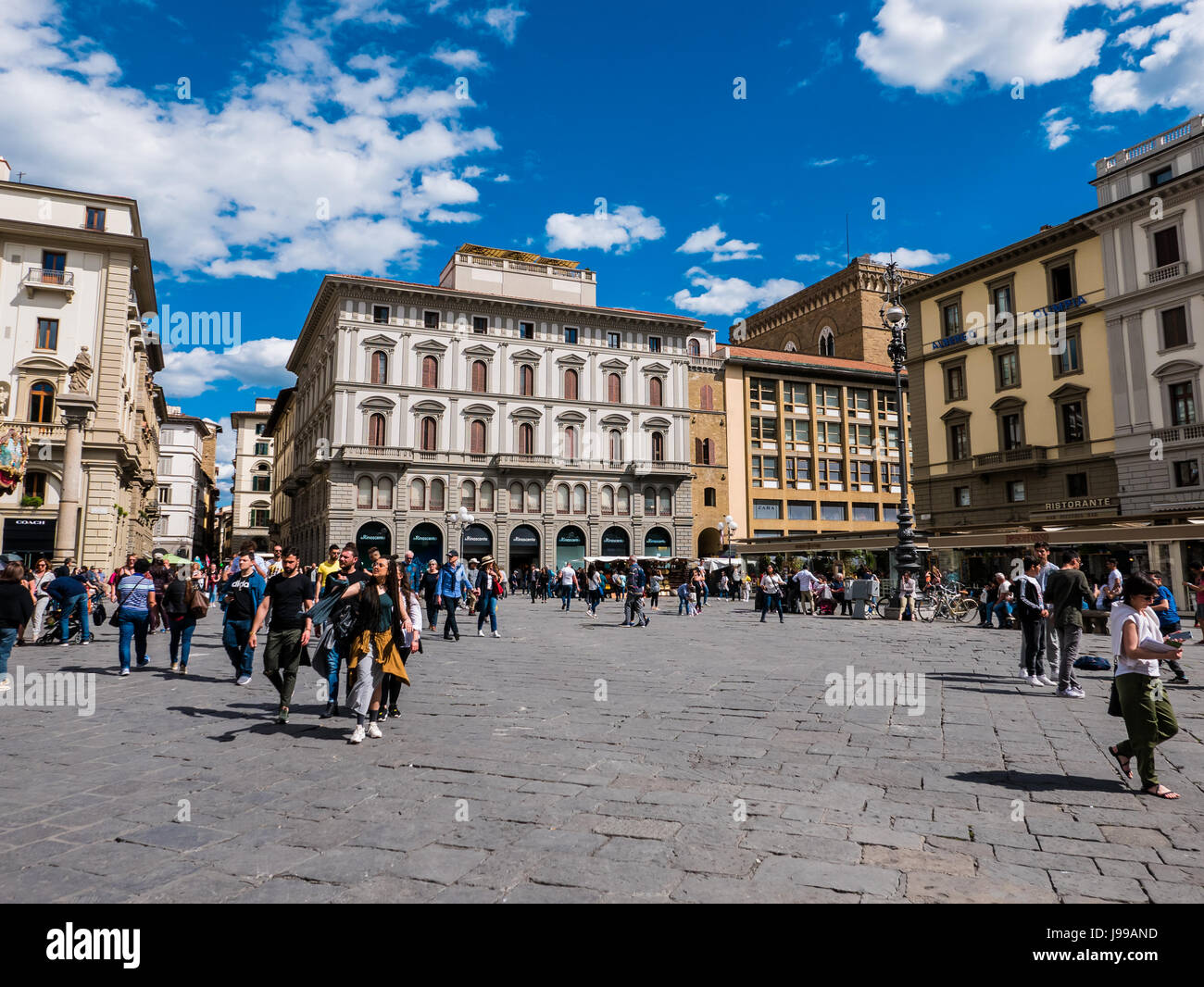 Firenze, Italia - 17 Aprile 2017 - Persone godendo di una splendida giornata a Firenze, Italia. Foto Stock
