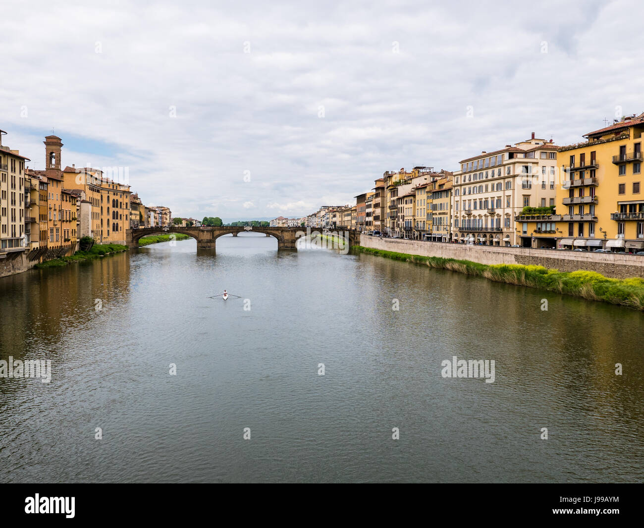 Firenze, Italia - 18 Aprile 2017 - Vista sul Ponte Vecchio e sul fiume Arno a Firenze, Italia. Foto Stock