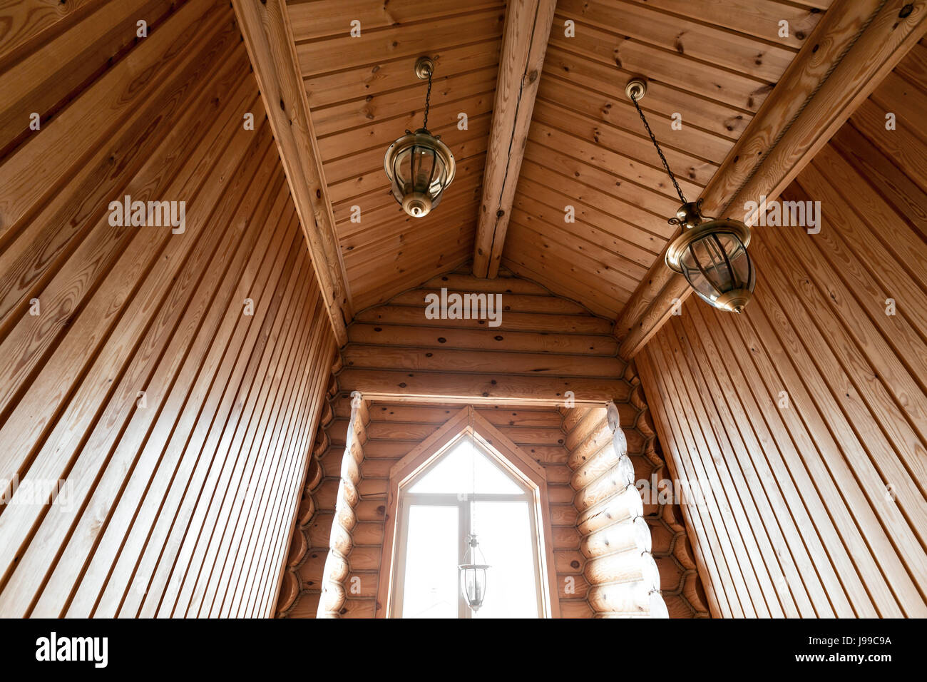 Il bagno in una rustica capanna, in montagna. con un bellissimo interno. casa di registri di pino Foto Stock