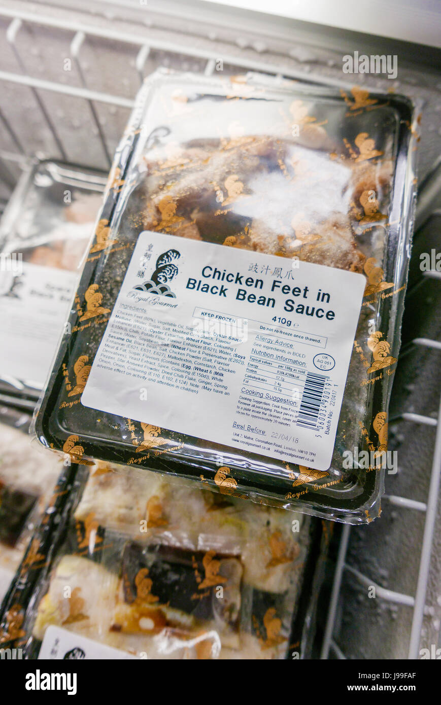 I pacchetti di piedini di pollo in salsa del fagiolo nero in un supermercato cinese Foto Stock